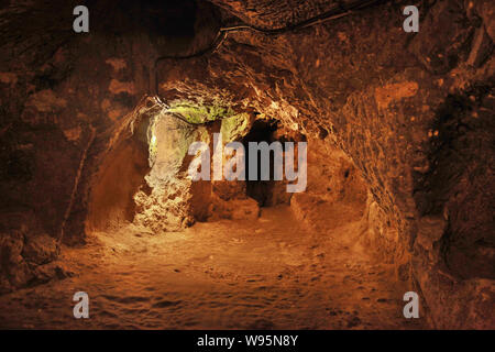 Tunnel der Kaymakli-Derinkuyu unterirdische Stadt in Nevsehir, Türkei. Stockfoto