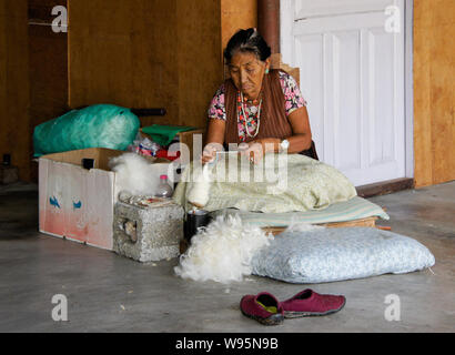 Ältere tibetische Frau Spinnen von Wolle zu einem Teppich Workshop in Tashi-Ling Tibeter Gemeinschaft in der Nähe von Pokhara, Nepal Stockfoto