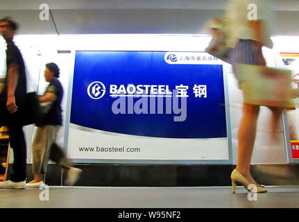 ---- Fußgänger vorbei an einer Werbung für Baosteel (Baoshan Iron & Steel Co., Ltd.) in Shanghai, China, 9. September 2011. Baoshan Iron und Stockfoto