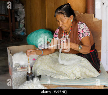 Ältere tibetische Frau Spinnen von Wolle zu einem Teppich Workshop in Tashi-Ling Tibeter Gemeinschaft in der Nähe von Pokhara, Nepal Stockfoto