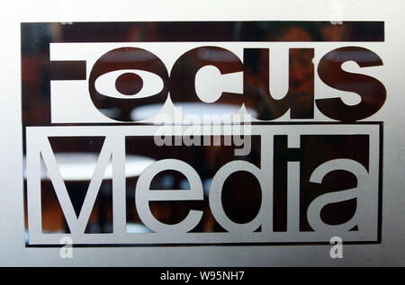 ---- Leute besuchen die Zentrale von Focus Media in Shanghai, China, 24. November 2011. Focus Media Holding Ltd., eine chinesische Firma, Stockfoto