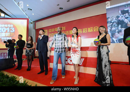Stephon Marbury der Peking Enten, Mitte, reagiert während der CCTV-2013 Prime time Werbung Auktion in Peking, China, 18. November 2012. Die 20. Stockfoto