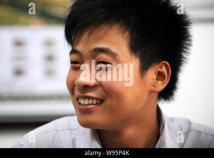 ---- Zhou Chong, eine junge Wanderarbeitnehmer, die ein Kind von einem 20-Meter fallen gespeichert wird, dargestellt in Guangzhou City, South China Guangdong Provinz, 1. Stockfoto