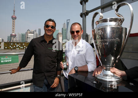 Ehemalige niederländische Fußball-Stars Ruud Gullit, Links, und Ronald de Boer pose mit der UEFA Champions League Trophy auf einem Bus durch den Bund während der Uef Stockfoto