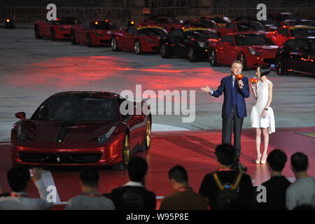 Ferrari Präsident Luca Cordero di Montezemolo, Links, spricht neben chinesischen TV hostess Chen Luyu und ein Ferrari 458 Italia für die chinesische Marke begrenzt Stockfoto