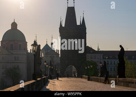 Silhouette Blick auf den herrlichen sonnigen Tag auf der Karlsbrücke und den Hintergrund von Old Town Bridge Tower und der Kirche von St. Salvator am Morgen. Stockfoto