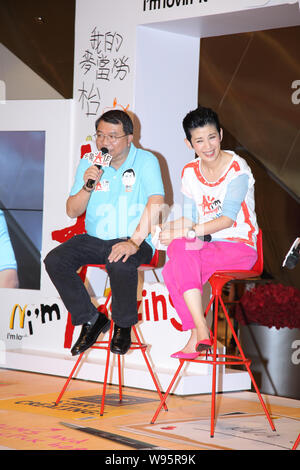 Hong Kong Schauspielerin Sandra Ng(R) spricht während einer Werbekampagne für McDonalds in Hongkong, China, 27. Juni 2012. Stockfoto