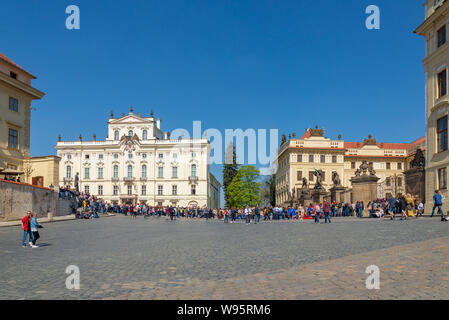 Masse der Touristen am Hradschin Platz vor Matthias Tor und der Erzbischöfliche Palast in der Nähe von Prager Burg im schönen, sonnigen Tag. Stockfoto