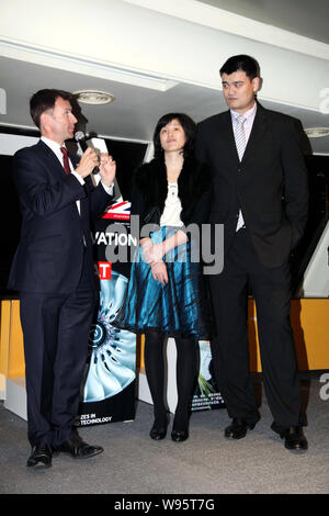 (Von rechts nach links) im Ruhestand chinesischen Basketball Superstar Yao Ming und seine Frau Ye Li und Jeremy Hunt, britische Ministerin für Kultur, Olympics, M Stockfoto