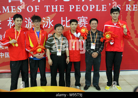 Chinesische Doppel schwimmen Olympische Goldmedaillenträger Sun Yang (R) Sieg feiert mit Mannschaftskameraden auf dem Podium nach der Teilnahme die mens 4 x 100 m Freesty Stockfoto