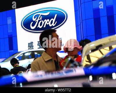 ---- Besucher sind auf dem Stand von Ford bei der Auto Show in Shanghai, China, 25. April 2011 gesehen. Arbeiten an Furten, die größte Fabrik außerhalb von Michi Stockfoto