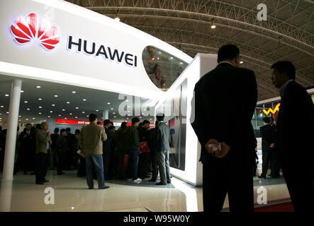---- Besucher sind auf dem Stand von Huawei während einer Messe in Peking, China, 12. Oktober 2012. Wang Weijun, Präsident für Huawei gerät China re Stockfoto