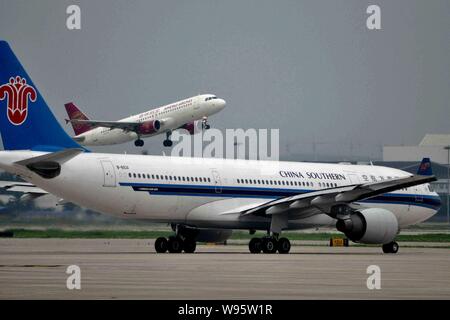 --FILE - ein Airbus A330-200 Düsenflugzeug von China Southern Airlines ist das Rollen für Take-off als Ebene der Juneyao Airlines an der Shanghai Hongq Stockfoto