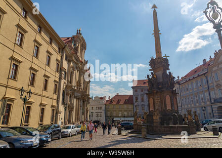 Menschen und Auto um Platz und Spalte der Heiligen Dreifaltigkeit, und vor der St. Nikolaus Kirche unterhalb der Prager Burg in der neuen Stadt. Stockfoto