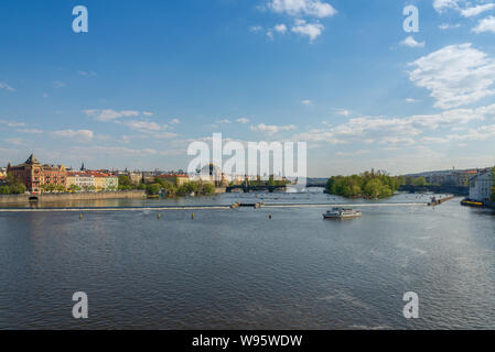 Moldau und Riverside von Karlův most, die Karlsbrücke und den Hintergrund der meisten Legií, Legionen Brücke, und dem Nationalen Theater und Museum Kampa. Stockfoto