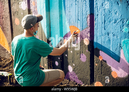 Charkow, Ukraine Juli 30, 2019: ein Gefährte zieht hell Street Graffiti auf eine Öffnung von Youth Park Tag. Stockfoto