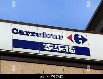 ---- Blick auf einen Carrefour-supermarkt in Peking, China, 18. Februar 2011. Carrefour, der weltweit zweitgrößte Einzelhändler, gewöhnliche Küken falsch beschrieben Stockfoto