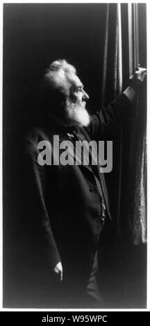 Alexander Graham Bell, drei viertel länge Portrait, stehend, nach rechts, durch die Fenster Stockfoto