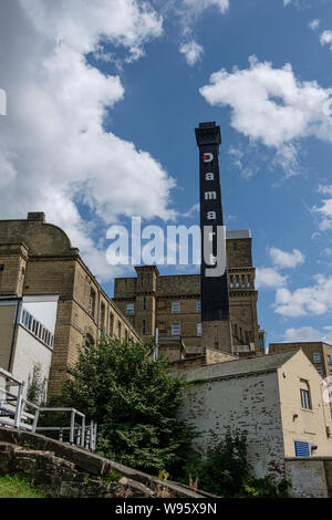 Die Damart Fabrik, gelegen neben dem Leeds und Liverpool Canal, Bingley, in der Nähe von Bradford, West Yorkshire, England. Stockfoto