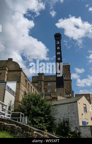 Die Damart Fabrik, gelegen neben dem Leeds und Liverpool Canal, Bingley, in der Nähe von Bradford, West Yorkshire, England. Stockfoto