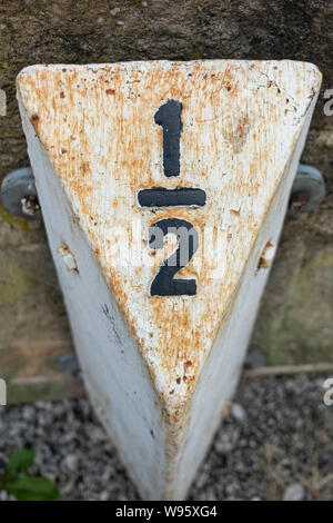 Marker auf die Fünf steigen Schleusen am Leeds und Liverpool Canal, Bingley, in der Nähe von Bradford, West Yorkshire, England. Stockfoto