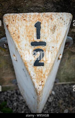 Marker auf die Fünf steigen Schleusen am Leeds und Liverpool Canal, Bingley, in der Nähe von Bradford, West Yorkshire, England. Stockfoto