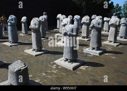 ---- Blick auf die steinernen Statuen der ausländische Botschafter, jetzt ohne Kopf, zu den Qianling Mausoleum in Qian County, Nordwestchina Shaanxi provinc Stockfoto