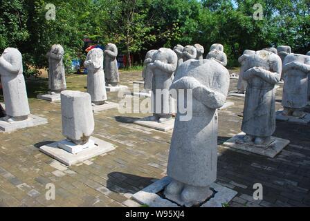 ---- Blick auf die steinernen Statuen der ausländische Botschafter, jetzt ohne Kopf, zu den Qianling Mausoleum in Qian County, Nordwestchina Shaanxi provinc Stockfoto