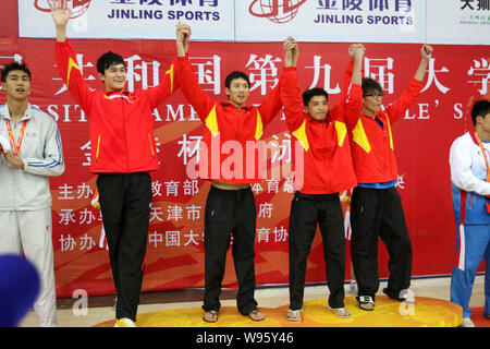 Chinesische Doppel schwimmen Olympische Goldmedaillenträger Sun Yang (L) Sieg feiert mit Mannschaftskameraden auf dem Podium nach der Teilnahme die mens 4 x 100 m Freesty Stockfoto