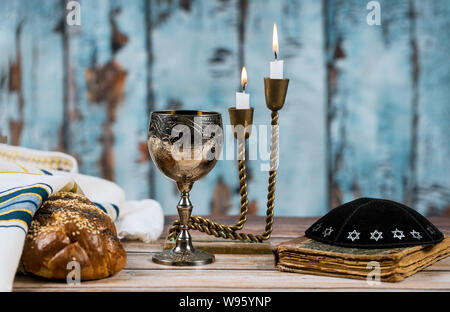 Hausgemachte challah für Shabbat Shalom traditionelle jüdische rituelle Gebet Schal Tallit jüdischen religiösen Symbol Stockfoto