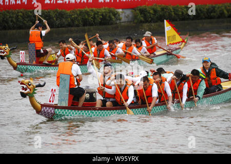 Die Teilnehmer messen sich in einem Drachenboot auf der Suzhou Creek die Dragon Boat Festival in Shanghai, China, 23. Juni 2012 zu feiern. Drachenboot r Stockfoto