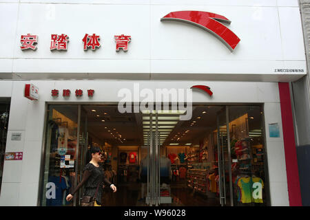 ---- Ein Fußgänger geht vorbei an einem Anta sportswear Store in Shanghai, China, 22. Mai 2012. Chinesische sportswear Anta hat seine semi-eine veröffentlicht. Stockfoto