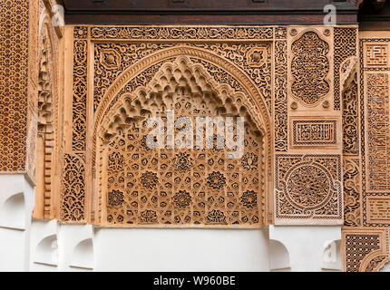 Marrakesch, Marokko. Schöne Arabesque Bögen mit aufwendigen Stuckarbeiten in den Bahia Palast, einer der wichtigsten touristischen Marrakesch Symbole. UNESCO-Website. Stockfoto