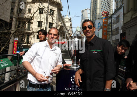 Ehemalige niederländische Fußball-Stars Ruud Gullit, rechts, und Ronald de Boer stellen neben der UEFA Champions League Trophy auf einem Bus während der UEFA Champions Leag Stockfoto