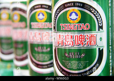 - - - - Dosen von der Tsingtao Beer sind für den Verkauf in einem Supermarkt in Nantong City, East China Jiangsu Provinz, 6. April 2012. Japanisches Getränk giant Sun Stockfoto