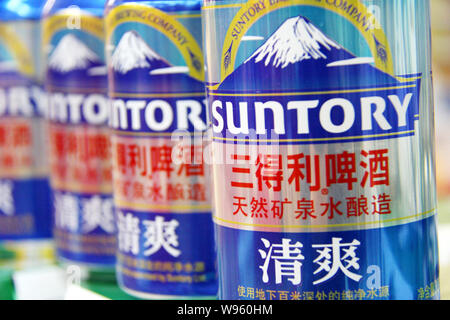 - - - - Dosen von der Suntory Bier sind für den Verkauf in einem Supermarkt in Nantong City, East China Jiangsu Provinz, 6. April 2012. Japanisches Getränk Riese Sunt Stockfoto