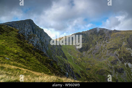 Cadair Idris Berghänge an einem bewölkten Tag in Wales Stockfoto