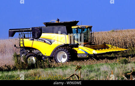 Allen, Kansas, USA, 26. September 2014. Landwirt setzt ein New Holland CR960 Mähdrescher seinem Maisfeld zu ernten. Stockfoto