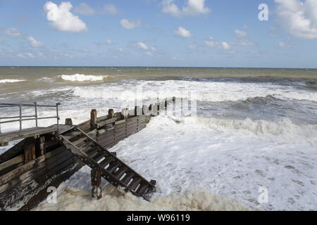 Wellen in der Küstenstadt Cromer, Großbritannien. Stockfoto