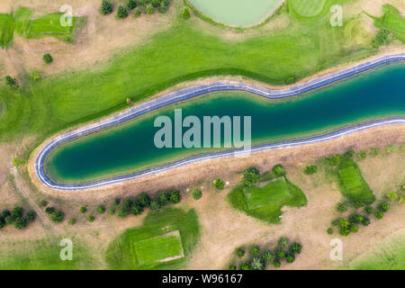 Blick auf den Golfplatz. Drone oder Hubschrauber Blick aufs Grüne Feld Sandbunker und Wassergefahr Stockfoto