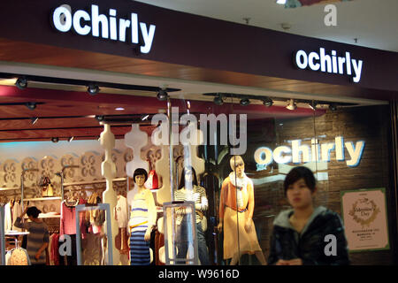 Ein Fußgänger geht vorbei an einem Ochirly Store in Shanghai, China, 13. Februar 2012. Ein Private-Equity-Fonds unterstützt von französischen Luxus Riese LVMH Moet Henness Stockfoto