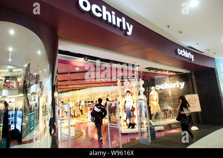 Ein Fußgänger geht vorbei an einem Ochirly Store in Shanghai, China, 13. Februar 2012. Ein Private-Equity-Fonds unterstützt von französischen Luxus Riese LVMH Moet Henness Stockfoto