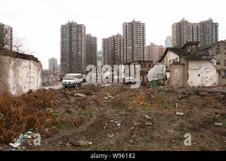 Wandbilder erstellt von VHILS sind abgerissen, Häuser in Huangpu District, Shanghai, China, 12. Februar 2012 gesehen. Die Portugiesische street artist VHILS Stockfoto