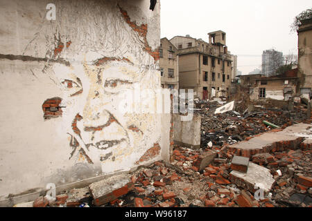 Ein wandbild Erstellt von VHILS ist unter abgerissen, Häuser in Huangpu District, Shanghai, China, 12. Februar 2012 gesehen. Die Portugiesische street artist VHILS Stockfoto