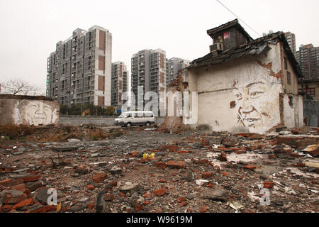 Wandbilder erstellt von VHILS sind abgerissen, Häuser in Huangpu District, Shanghai, China, 12. Februar 2012 gesehen. Die Portugiesische street artist VHILS Stockfoto