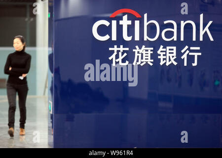 --File - eine Frau an der Beschilderung der Citibank bei einer Filiale der Citibank in Shanghai, China, 22. Dezember 2011. Citigroup Inc., sagte am Montag (6 F Stockfoto