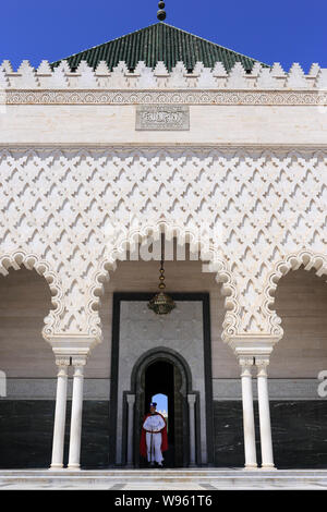 Rabat, Marokko. Juni 25, 2019 - Royal Guard auf Wache am Mausoleum von Mohammed V, Rabat zu den meistbesuchten touristischen Symbol. Stockfoto