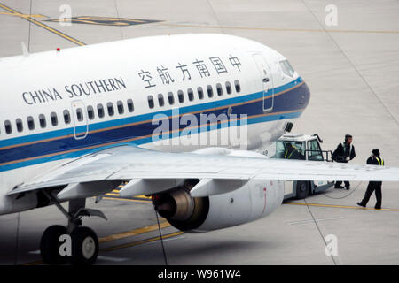 ---- Ein Flugzeug von China Southern Airlines wird dargestellt, am internationalen Flughafen Pudong in Shanghai, China, 8. November 2011. China Southern A Stockfoto