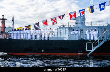 Die russischen Matrosen auf der Marine Parade mit einer russischen Kriegsschiff in den Fluss Neva in St. Petersburg, Russland am 23. Juli 2019 Stockfoto