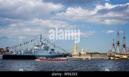 Russische Karakut Klasse Korvette Mytischchi auf der Newa vor der Peter und Paul Kathedrale bereit für Marine Tag in St. Petersburg, Russland am 2. Stockfoto